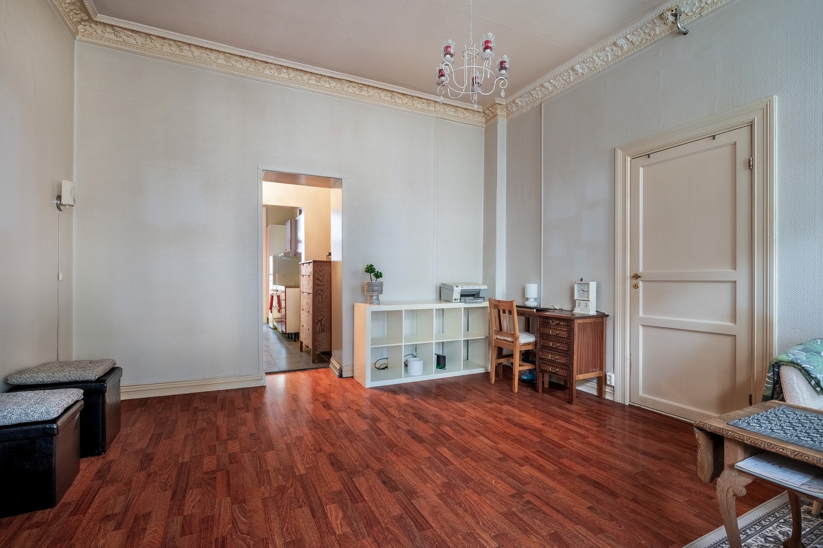 Stuen har god plass til både sofagruppe og spisebord. Galleribilde