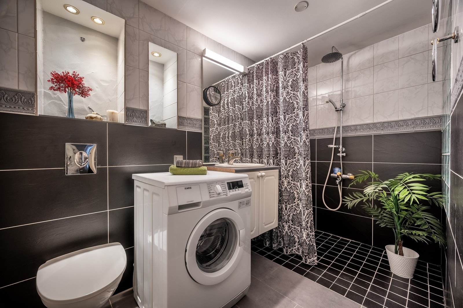 Badet har tilgang fra soverommet og er pent flislagt med elektriske varmekabler i gulv. Badet ble etablert i 2010. Galleribilde