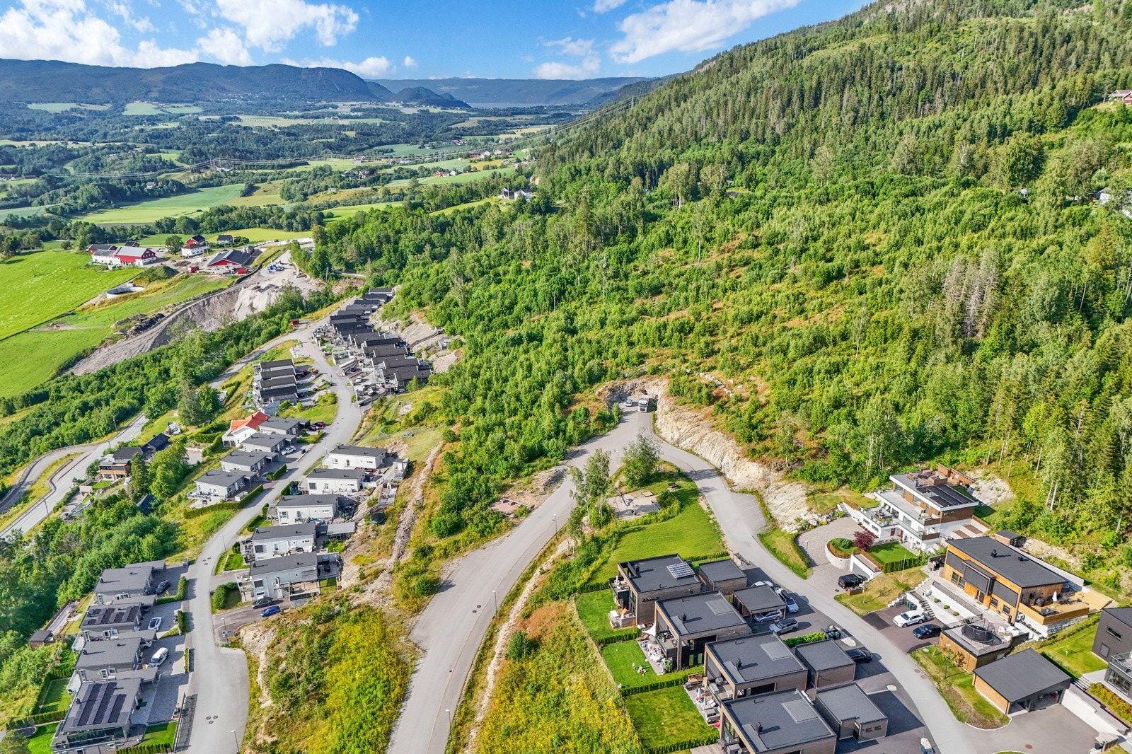 Barnevennlig område med gode solforhold og fantastisk utsikt over Lierdalen Galleribilde