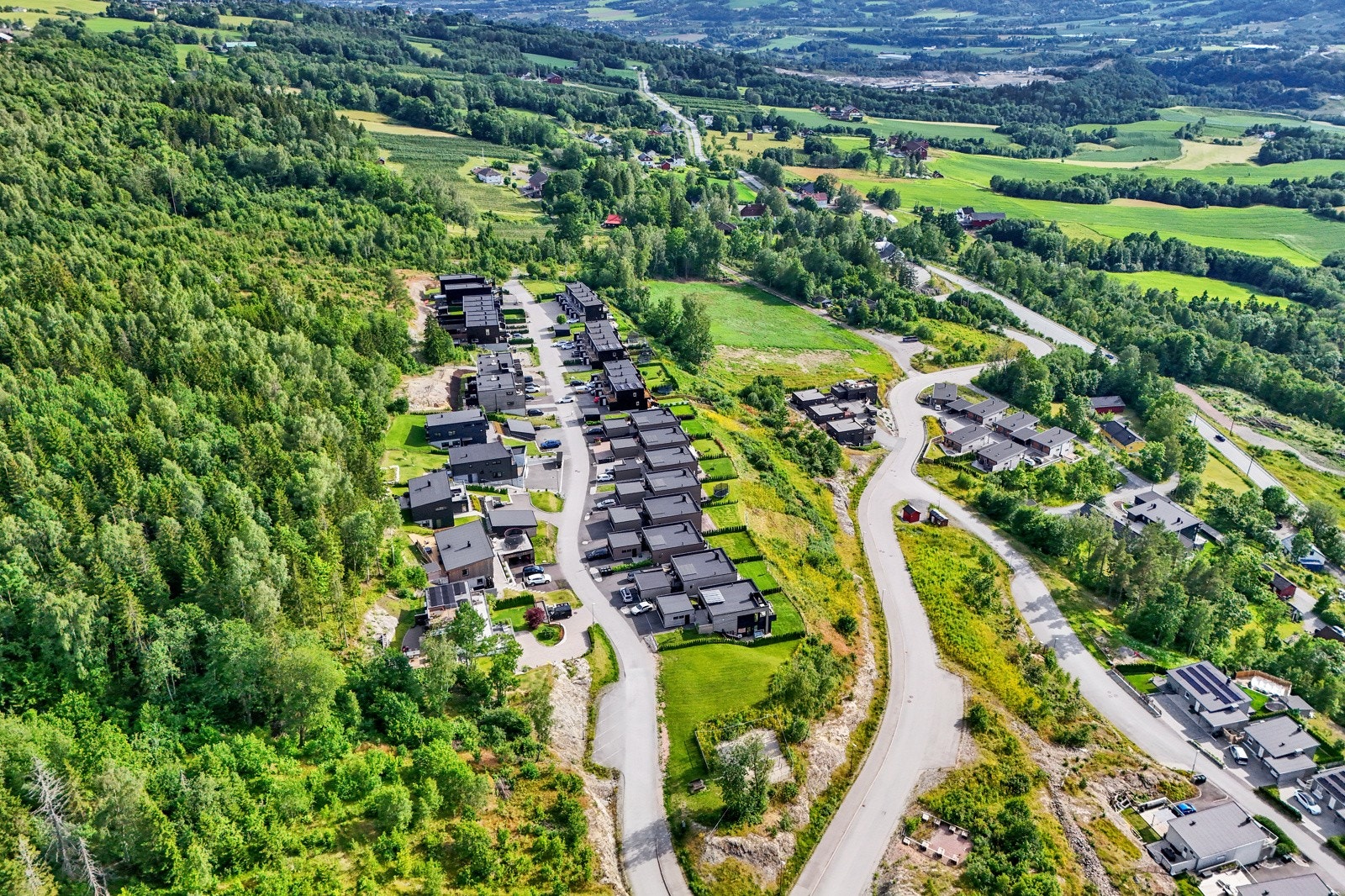 Deler av området er utbygd og er hovedsakelig bestående av nyere eneboliger og rekkehus i funkisstil Galleribilde