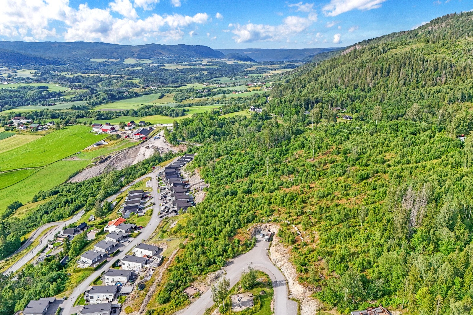 Tomtene ligger i skrående terreng og består i hovedsak av naturtomt og skogsgrunn Galleribilde