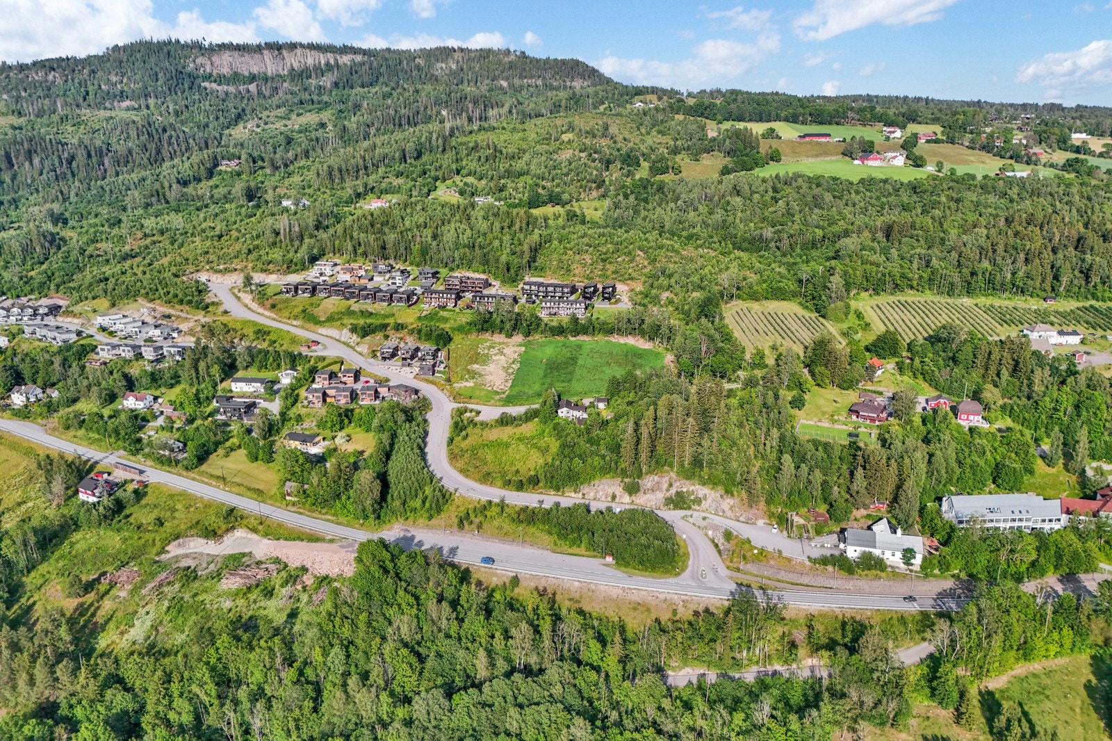 Hovedtyngden av arealene er regulert til frittliggende småhusbebyggelse ihht. reguleringsplan, og boligformål i kommuneplan. Nærhet til barnehage, fotballbane, lekeplasser og marka. Galleribilde