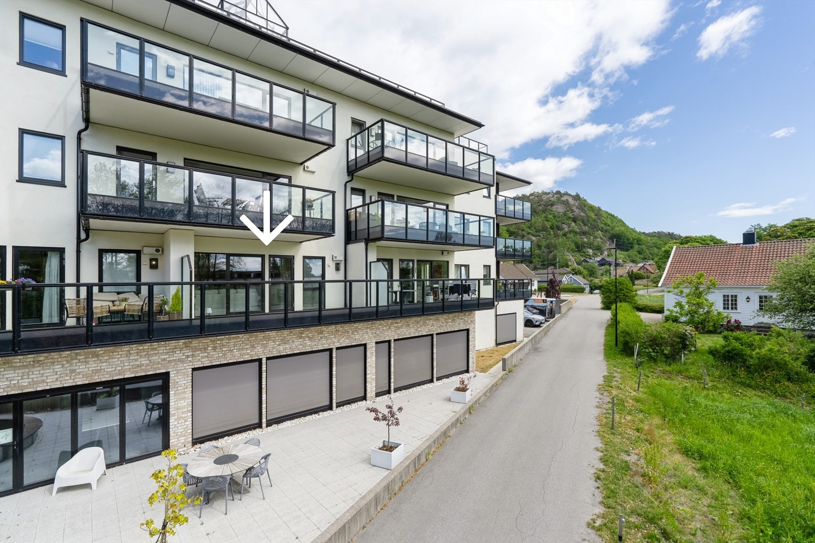 Eiendomsmegler Norge v/ Jon A Røsstad presenterer en moderne leilighet med romslig balkong i naturskjønne omgivelser, nærhet til turmuligheter og idyllisk nabolag. Perfekt for trivsel. Galleribilde