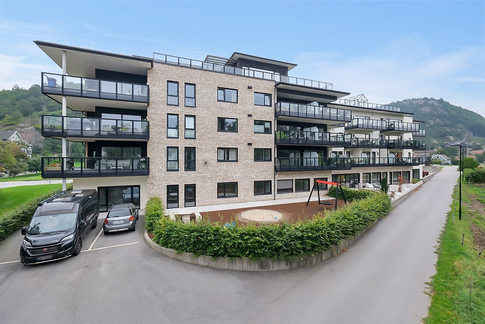 Moderne leilighet med romslig balkong, parkering i kjeller og lekeplass. Beliggende i naturskjønne omgivelser med kort vei til lokale fasiliteter. Galleribilde