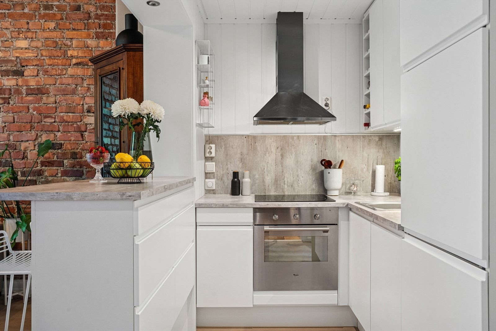 Pent og moderne kjøkken som ligger i åpen løsning med stuen. Galleribilde