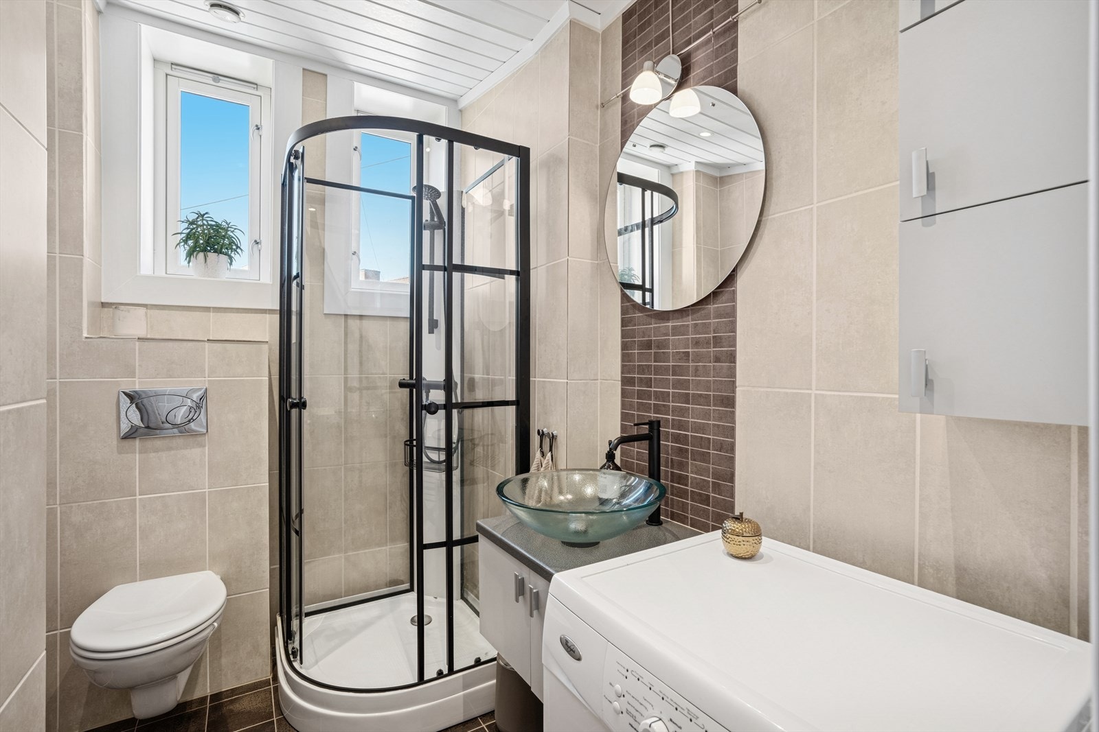 Badet fra 2010 har fliser på gulv og vegger, og behagelige varmekabler i gulvet. Galleribilde