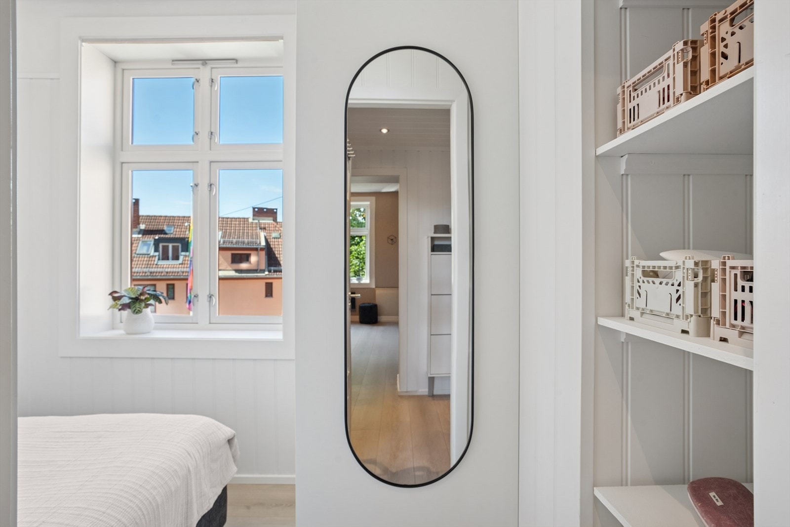 Den gjennomgående planløsningen slipper inn mye naturlig dagslys. Galleribilde