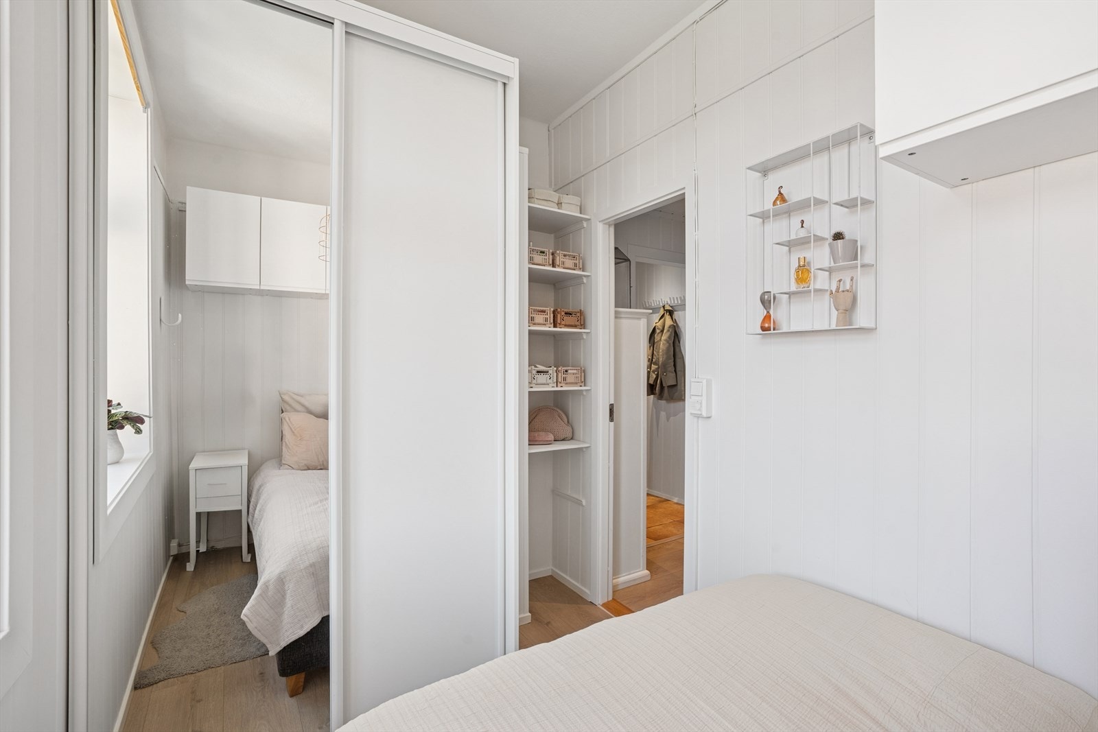 Soverom med plass til dobbeltseng og skyvedørsgarderobe. Galleribilde