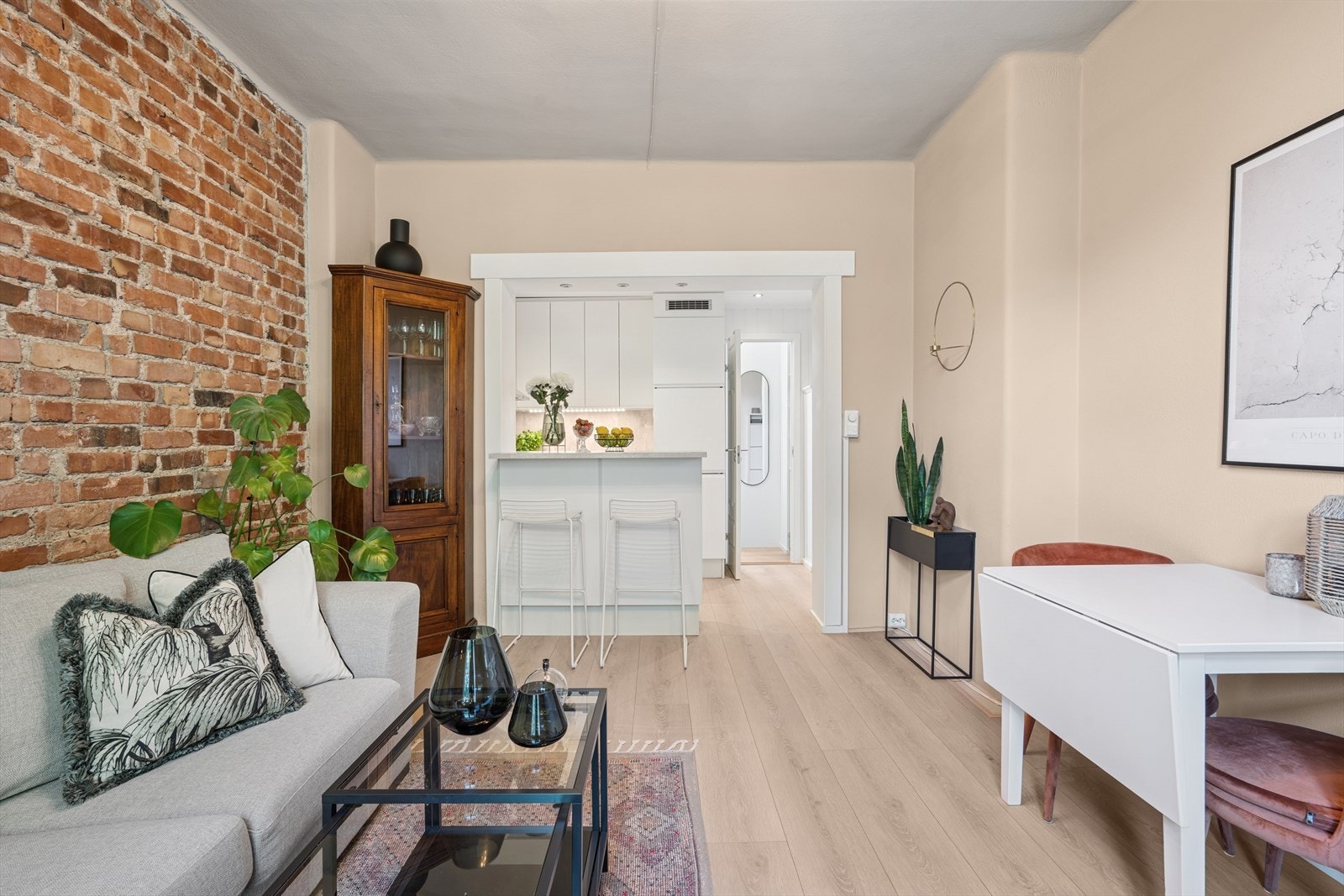 Leiligheten i 3. etasje har en god planløsning som består av stue og kjøkken i åpen løsning, soverom og bad. Galleribilde