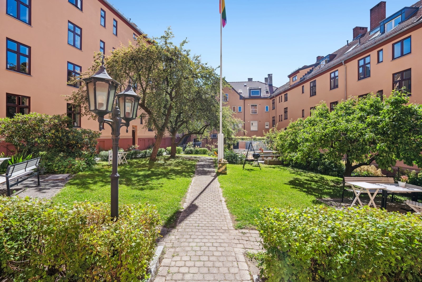 Borettslaget har en av Sagenes fineste bakgårder med sittegrupper, felles grill og beplantning. Galleribilde