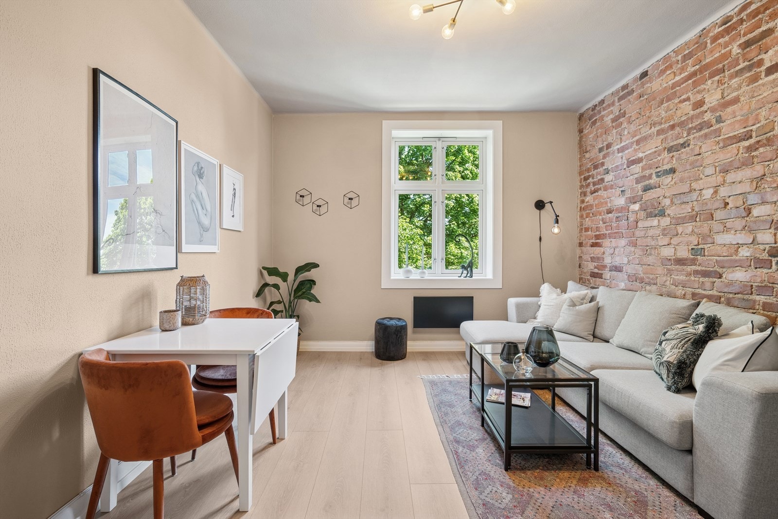 Sjarmerende leilighet med god takhøyde i og original teglsteinsvegg i stuen. Galleribilde