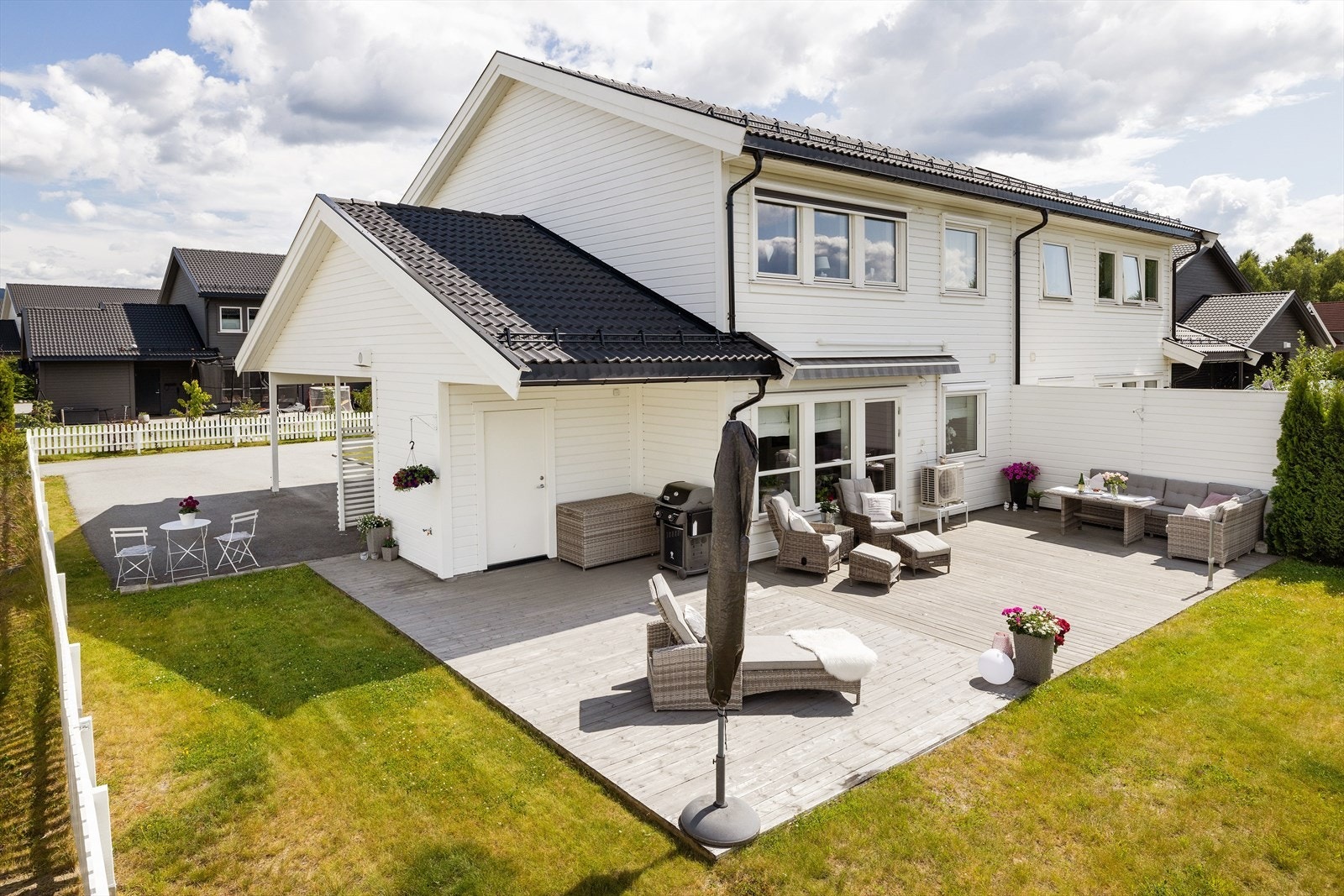 Boligen har stor solrik uteplass med utgang fra stuen. Praktisk utebod i bakkant av carporten. Galleribilde