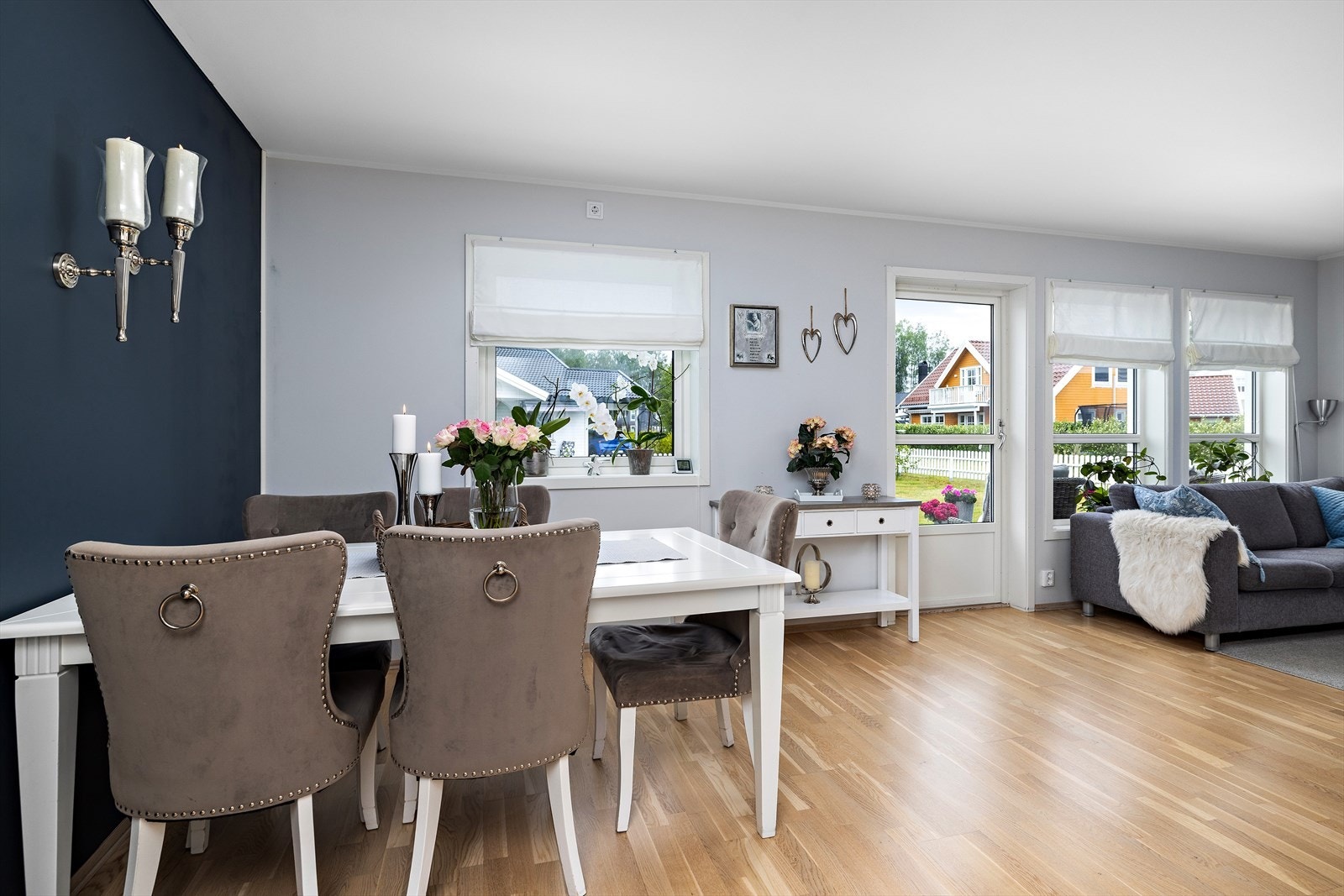 Boligen har fjernvarme med vannbåren gulvvarme. Fiber for tv og internett. Galleribilde