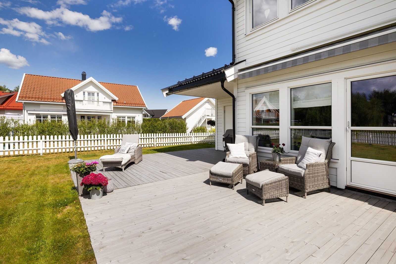 Her bor man solrikt til med sol fra morgen til kveld. Galleribilde