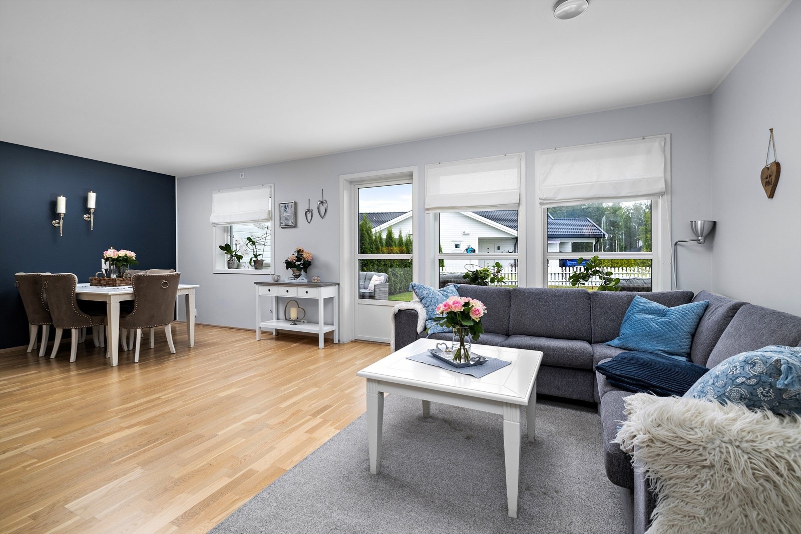 Romslig stue med god plass for salong og spisebord. Galleribilde