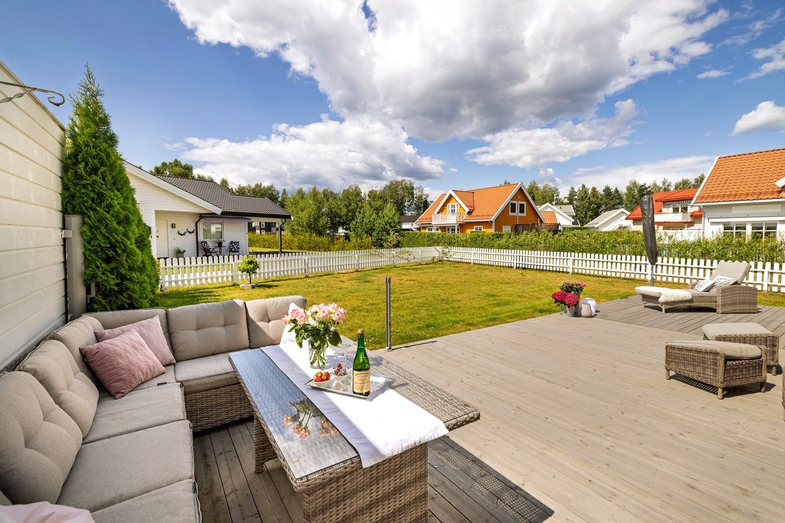 Stor og fin gressplen. Tomten er også delvis inngjerdet. Galleribilde