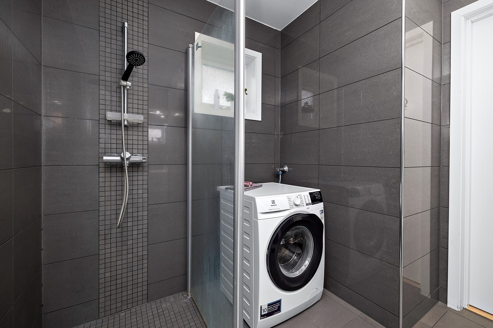 Det er opplegg for vaskemaskin på badet. Galleribilde