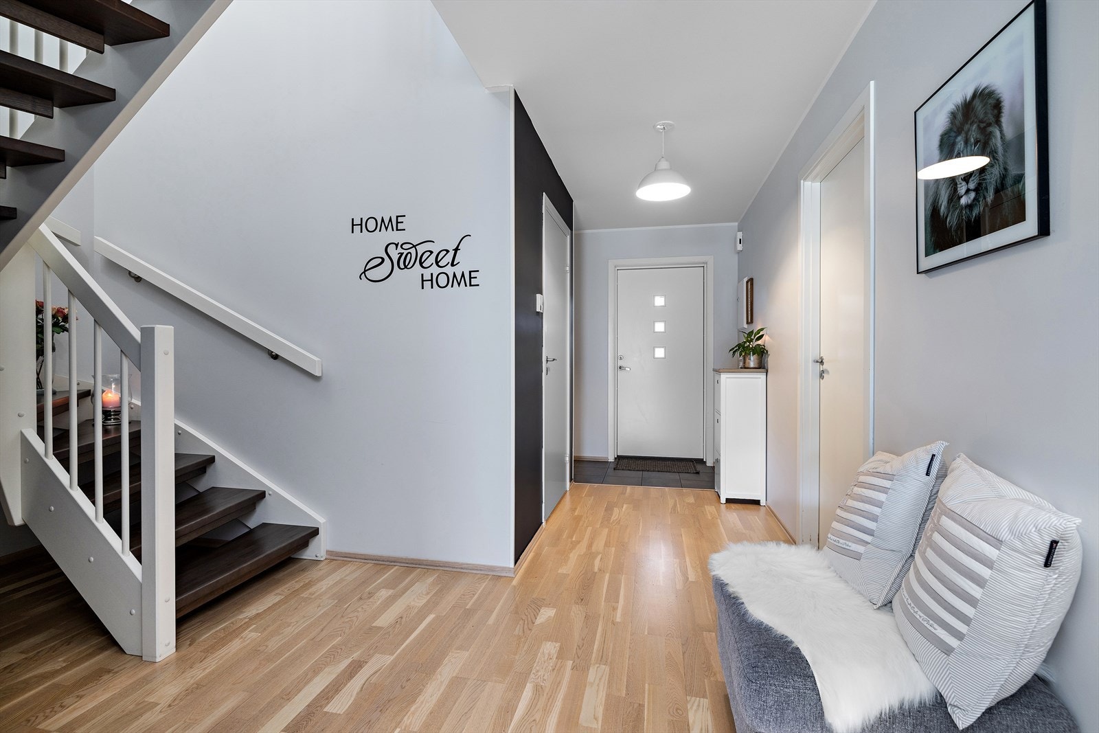 Velkommen inn. 1. etasje inneholder bl.a. Entré, ett soverom, stue, kjøkken og bad. Galleribilde