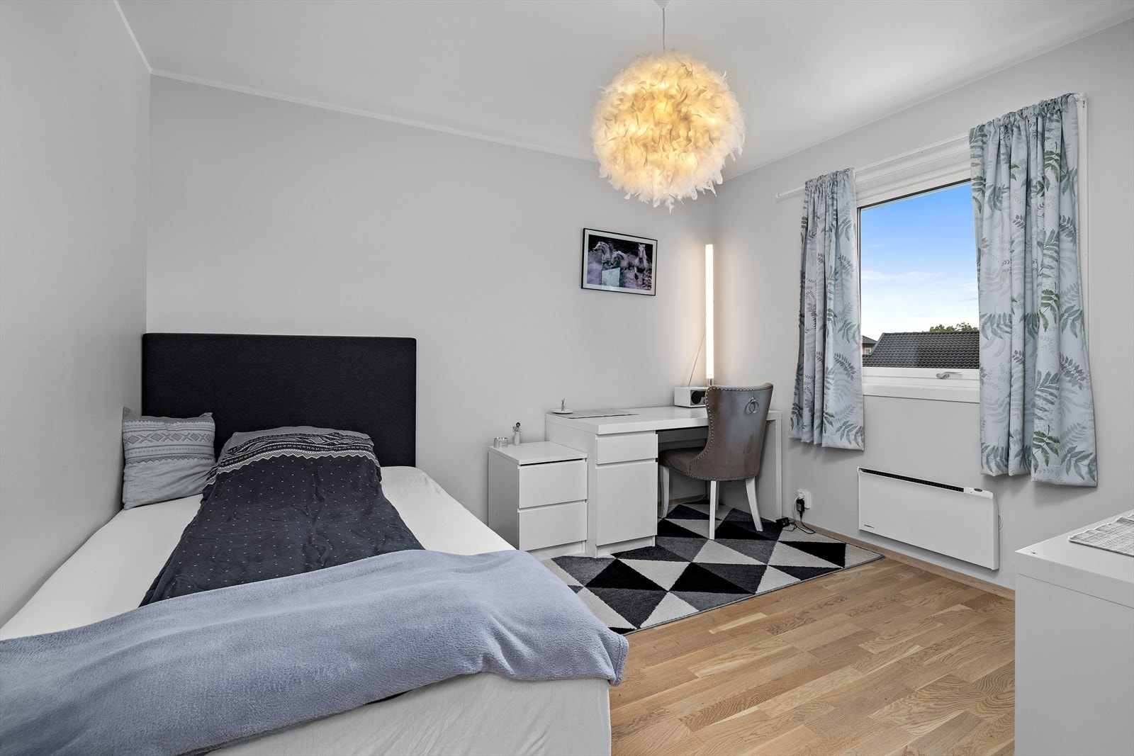 2. etasje inneholder også 3 soverom. Boligen har totalt 4 soverom. Galleribilde