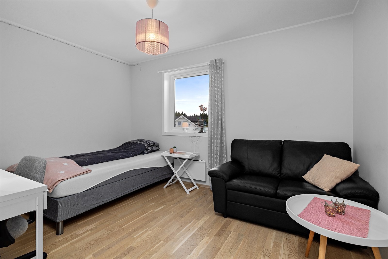 God størrelse på soverommet med plass til liten sofa. Galleribilde