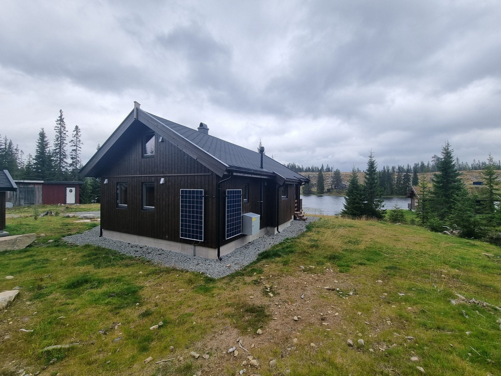 Solcellepanel og utvendig gasskap Galleribilde