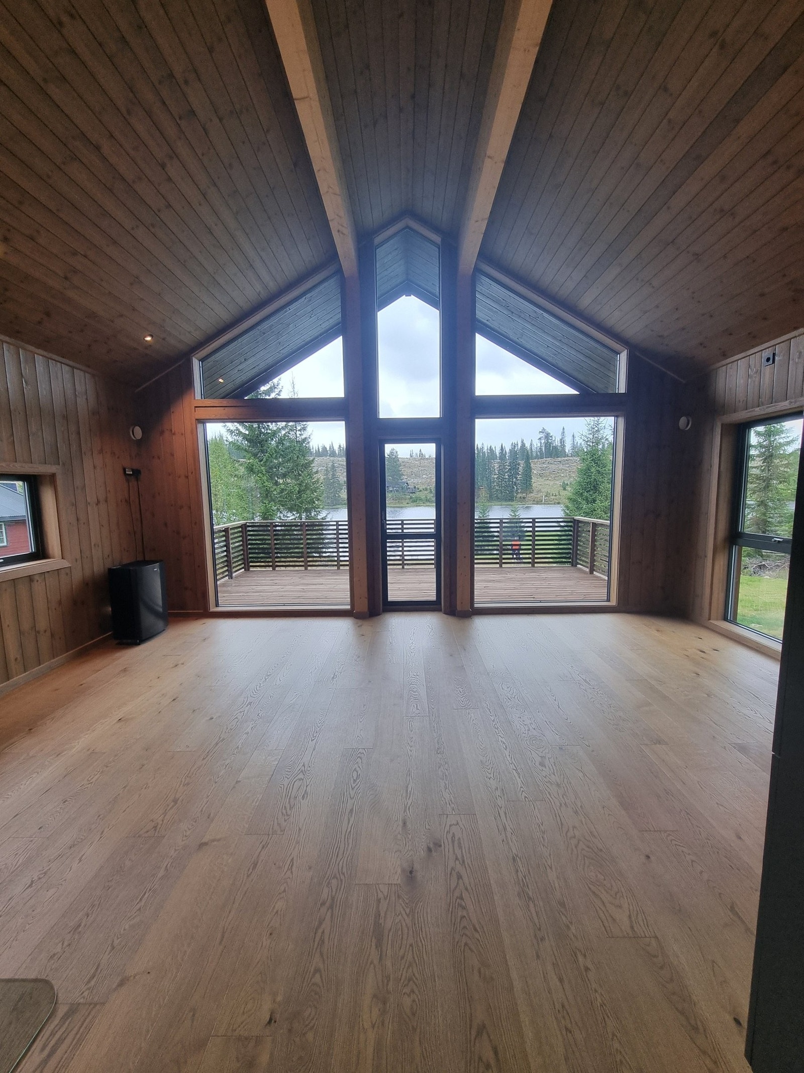 Stor glassfasade mot vannet Galleribilde