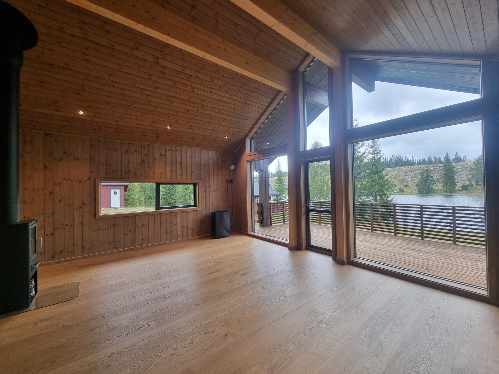 Glassfasade mot vannet Galleribilde