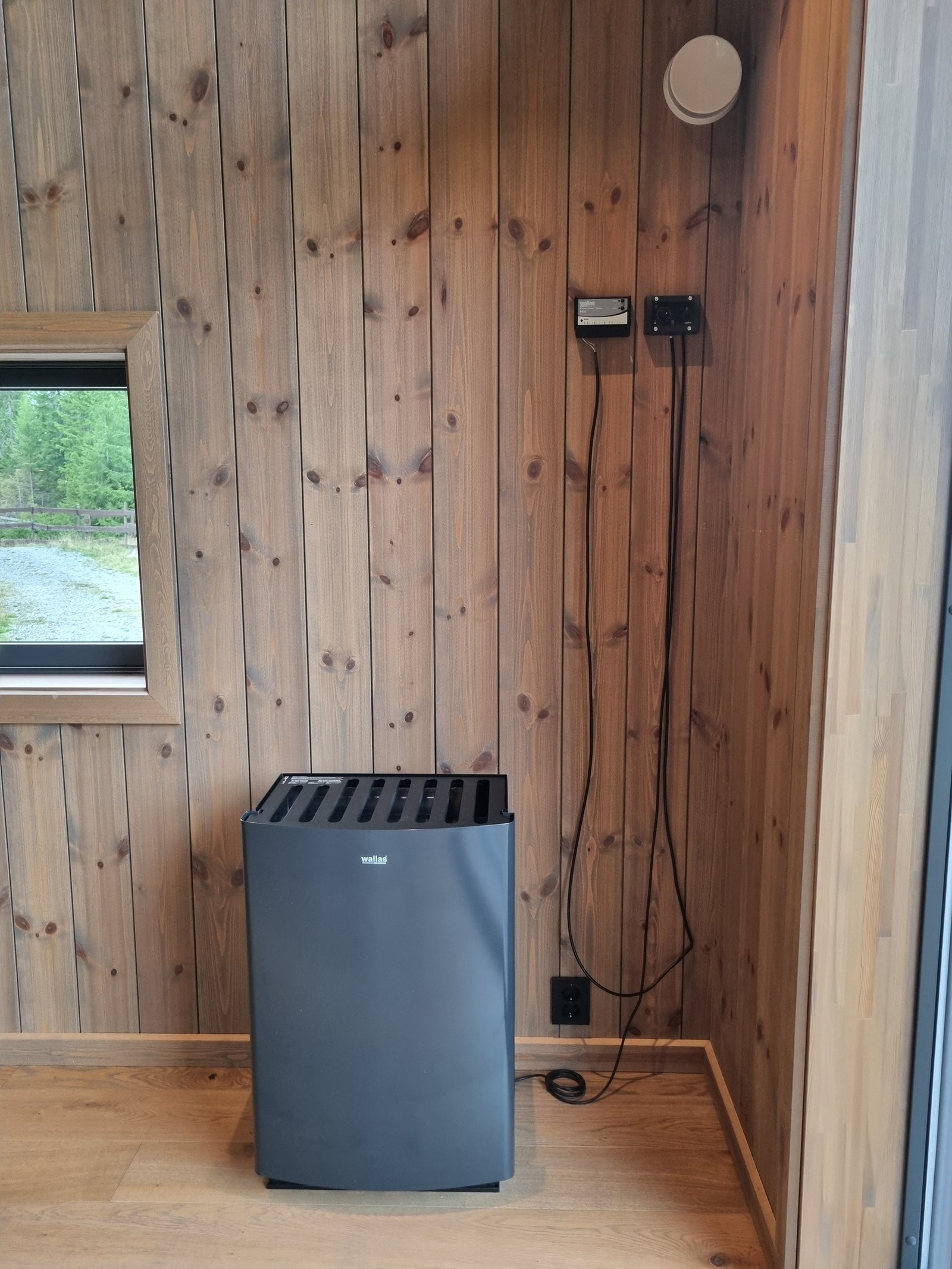 Wallas parafinovn med 175 liter tank under verandaen Galleribilde