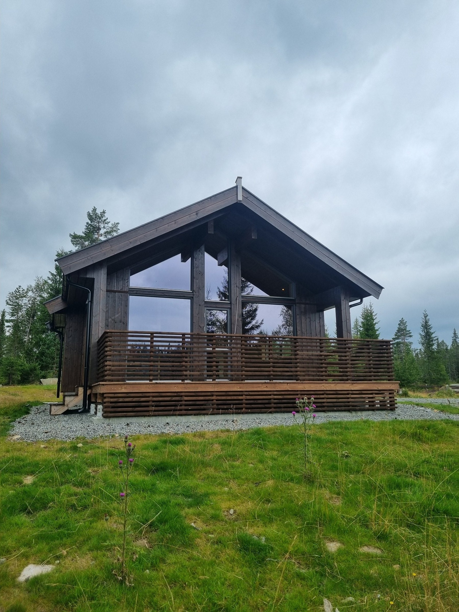 Stor glassfasade mot vannet Galleribilde