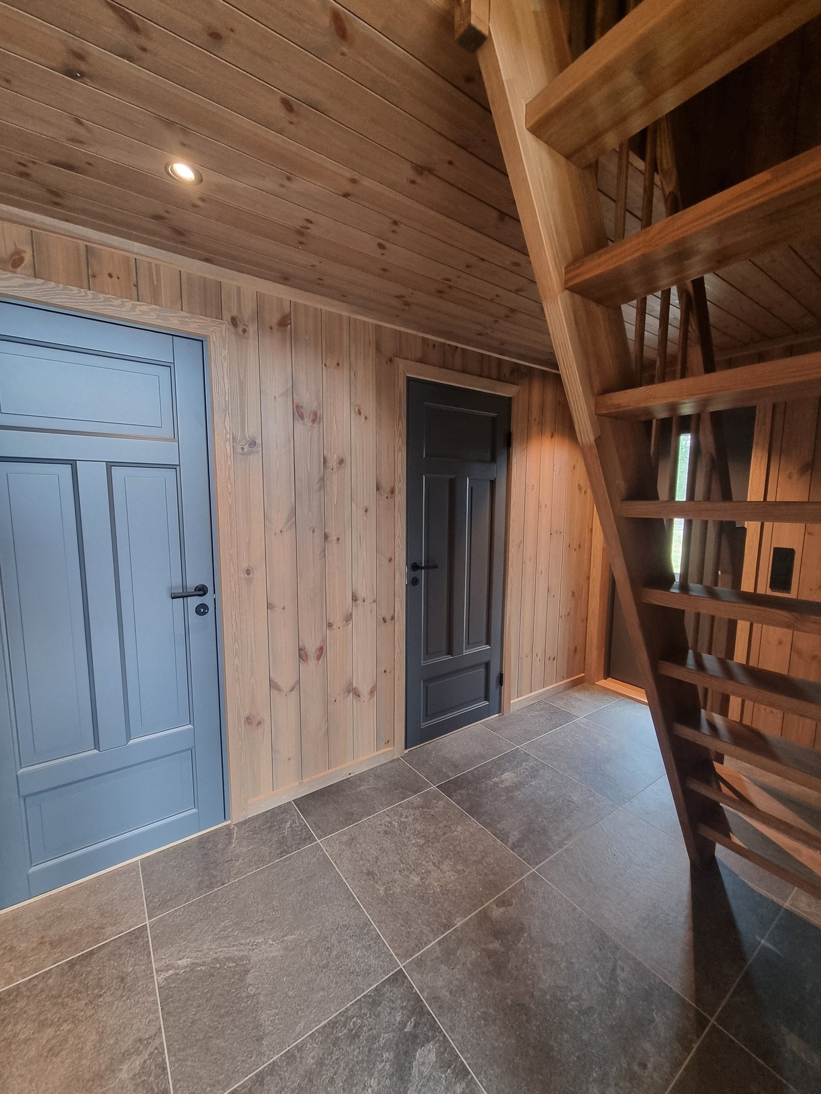 Lakkert i samme farge som inngangsdør og kjøkken Galleribilde