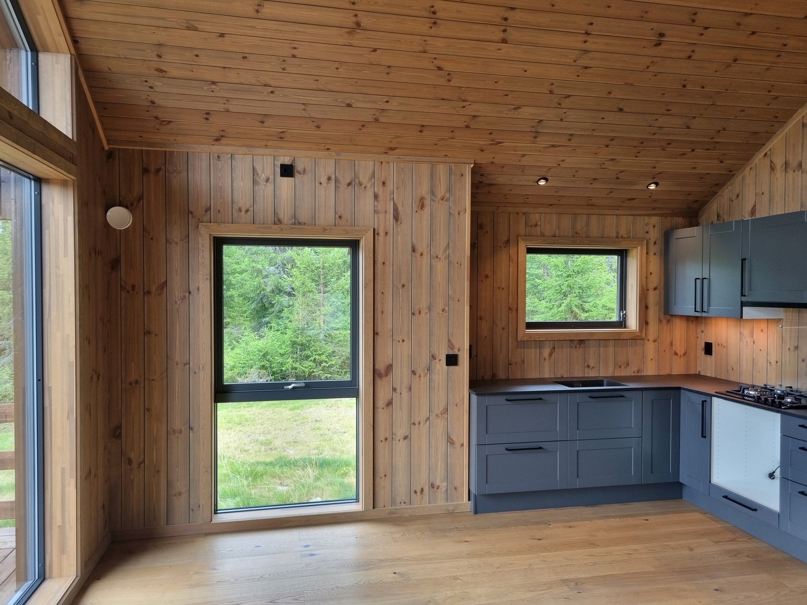 Moelven 20mm Herregårdspanel i tak og vegg. Farge: Kongle Galleribilde