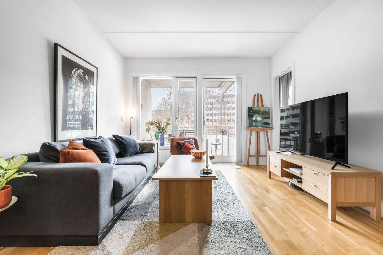 Store vindusflater som gir godt med naturlig lysinnslipp Galleribilde