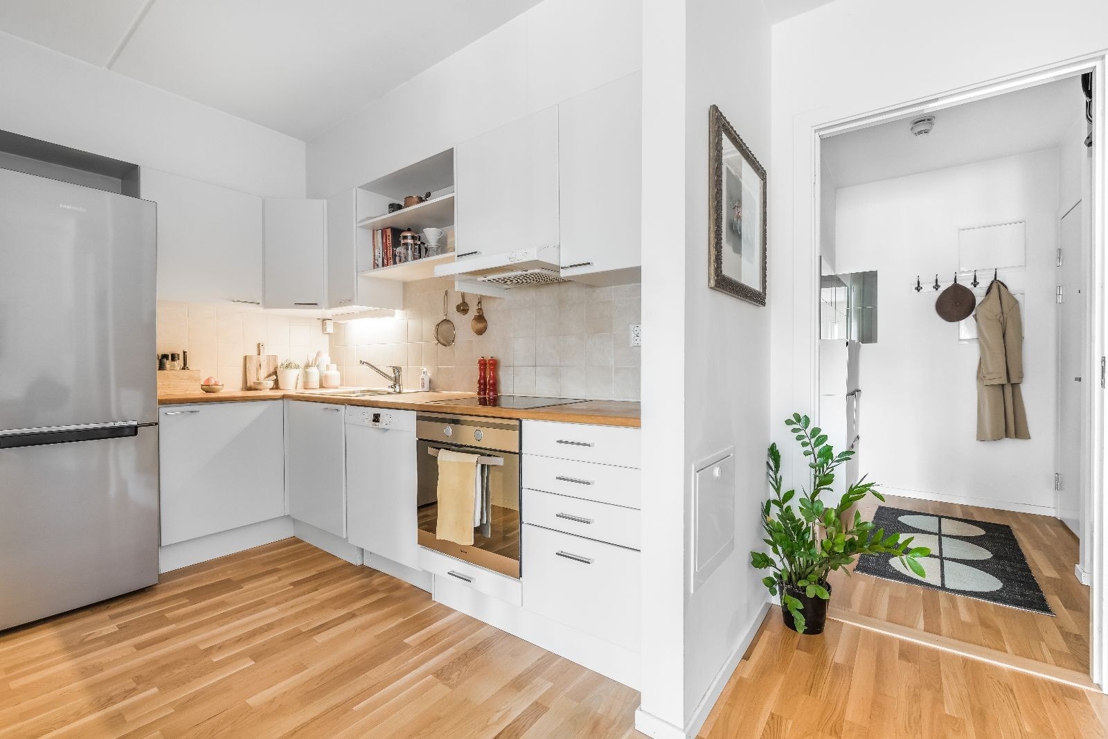 Hvitevarer som platetopp, stekeovn, oppvaskmaskin og kombiskap medfølger Galleribilde