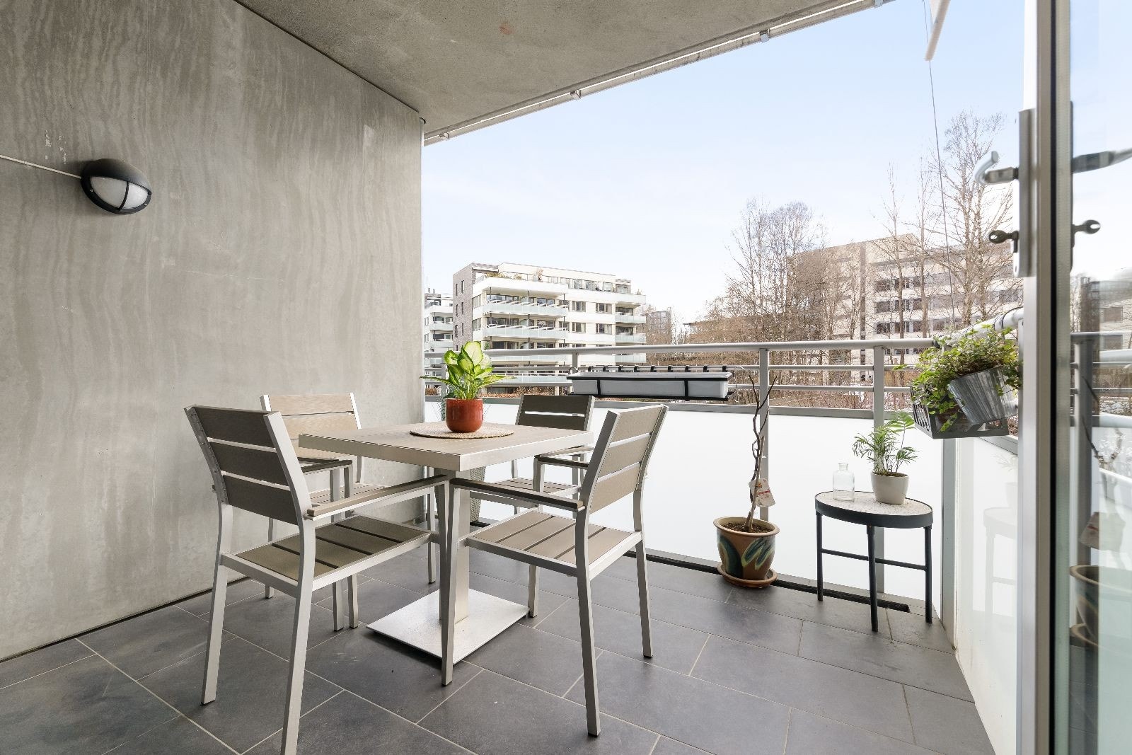 Solrik balkong på 7,5 kvm Galleribilde