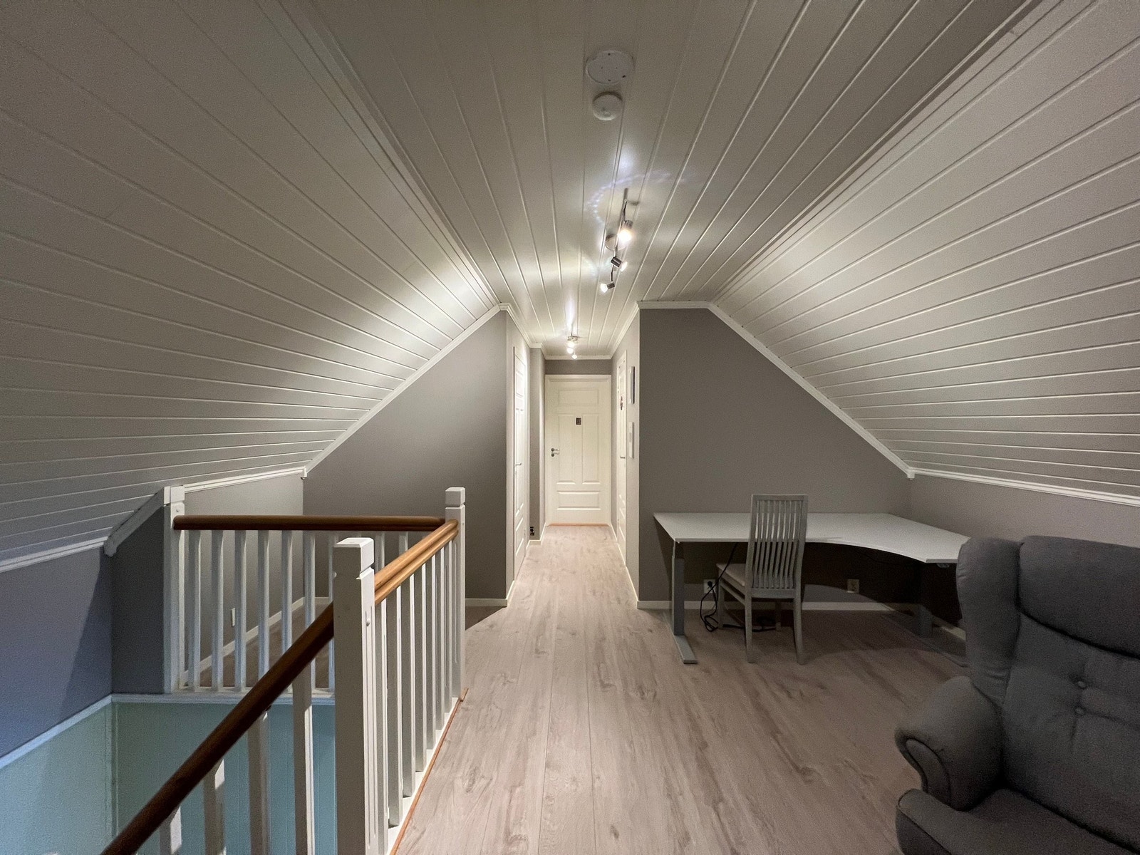 Loftstue har adkomst til soverom og bad i andre etasje Galleribilde