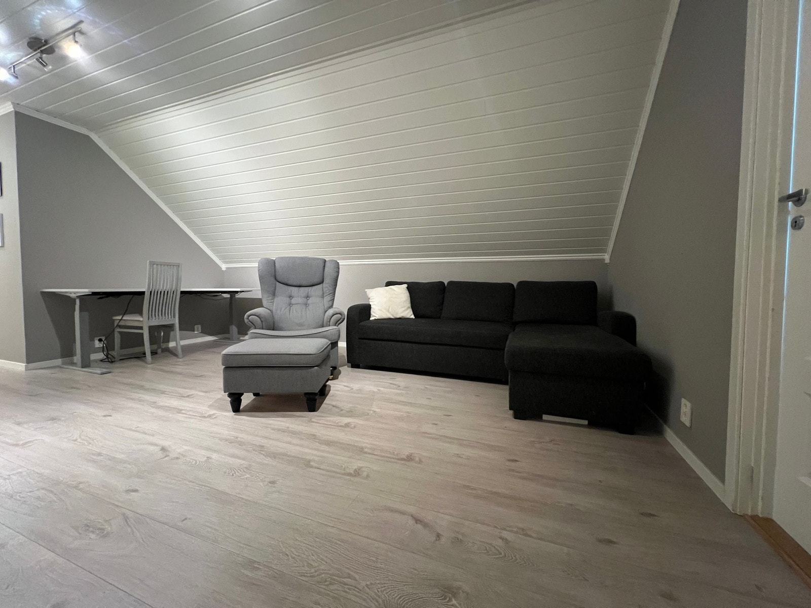 Loftstue med plass for tv-krok og/eller kontorplass Galleribilde