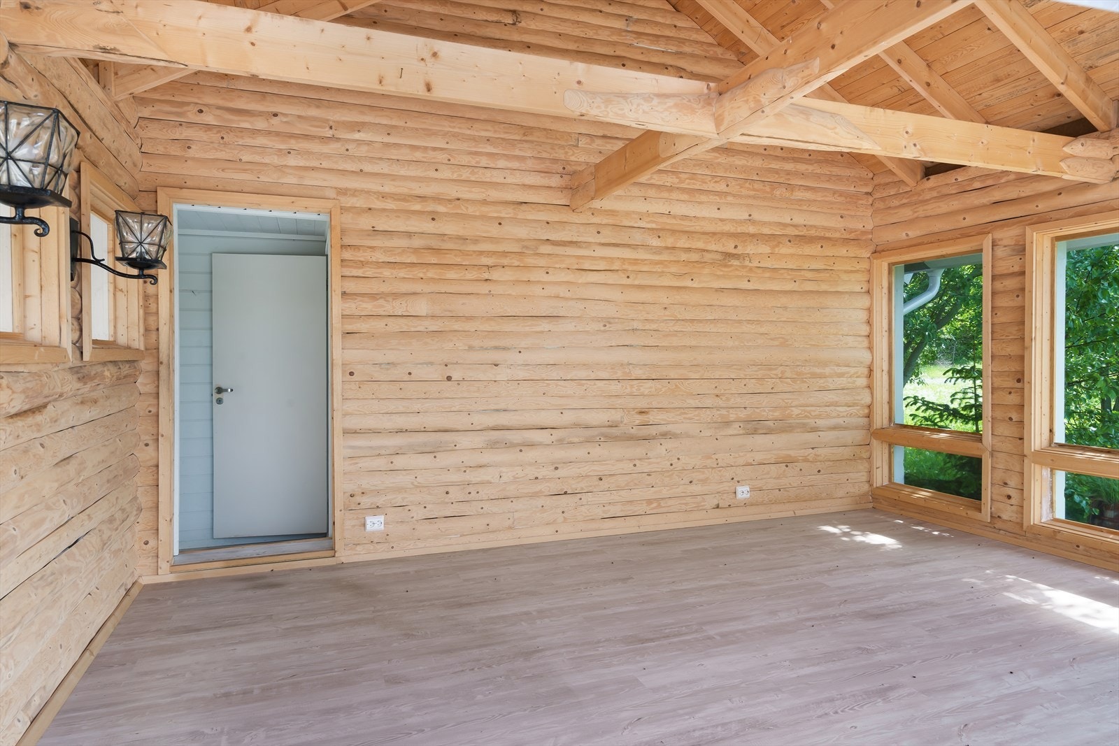 Annekset består av gang, bod og oppholdsrom/vinterhage. Boden mot øst er isolert i vegger, gulv og himling. Galleribilde