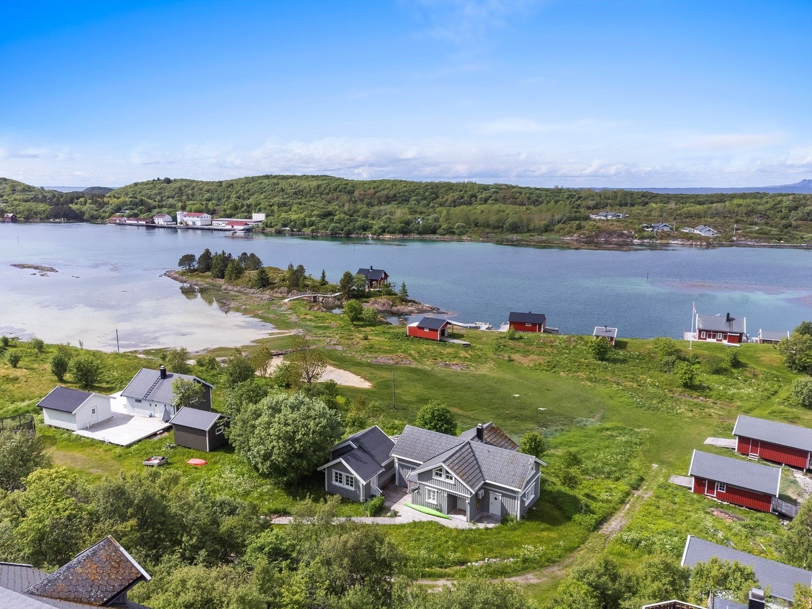 Her finner du perfekte forhold for friluftsliv, enten du ønsker å sette ut kano eller SUP og utforske det vakre kystlandskapet, eller bare nyte den rolige atmosfæren. Galleribilde