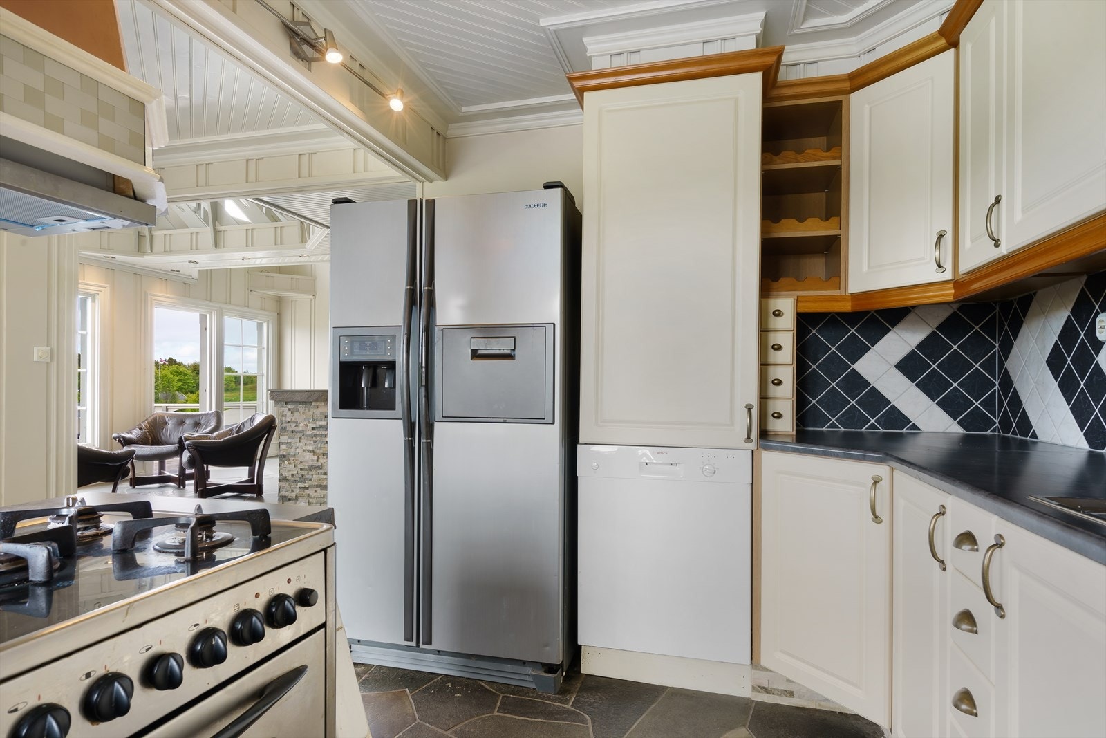 Det er opplegg for oppvaskmaskin, samt plass til side-by-side kjøl-/fryseskap fra Samsung. I tillegg er det en frittstående gasskomfyr fra Eco Power med elektrisk stekeovn. Galleribilde