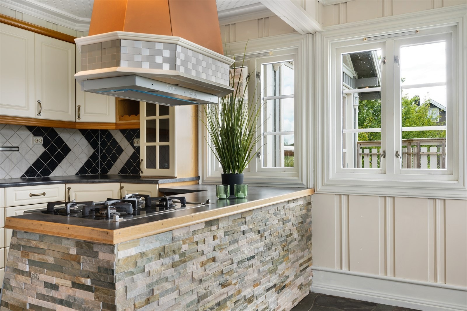 Laminert benkeplate og fliser mellom benkeplate og overskap. Dobbel oppvaskkum i stål. Galleribilde