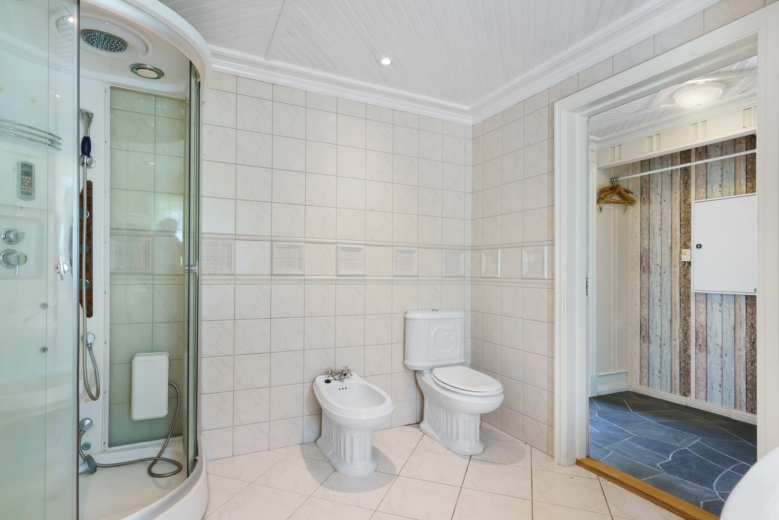 Badet er flislagt og har elektriske varmekabler i gulvet. Galleribilde