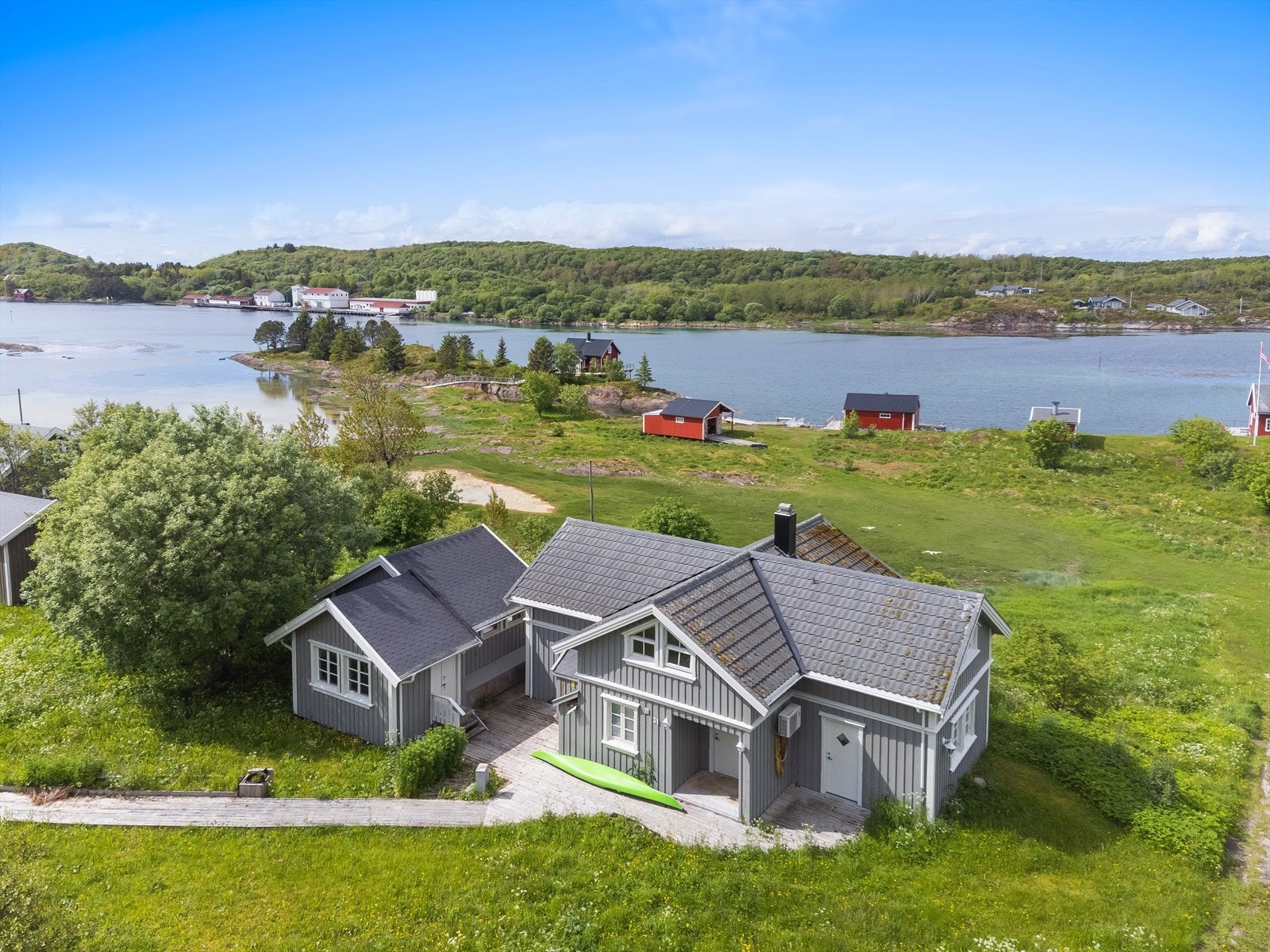 Den er en del av et etablert og rolig hyttefelt, med nydelig utsikt over sundet. Galleribilde