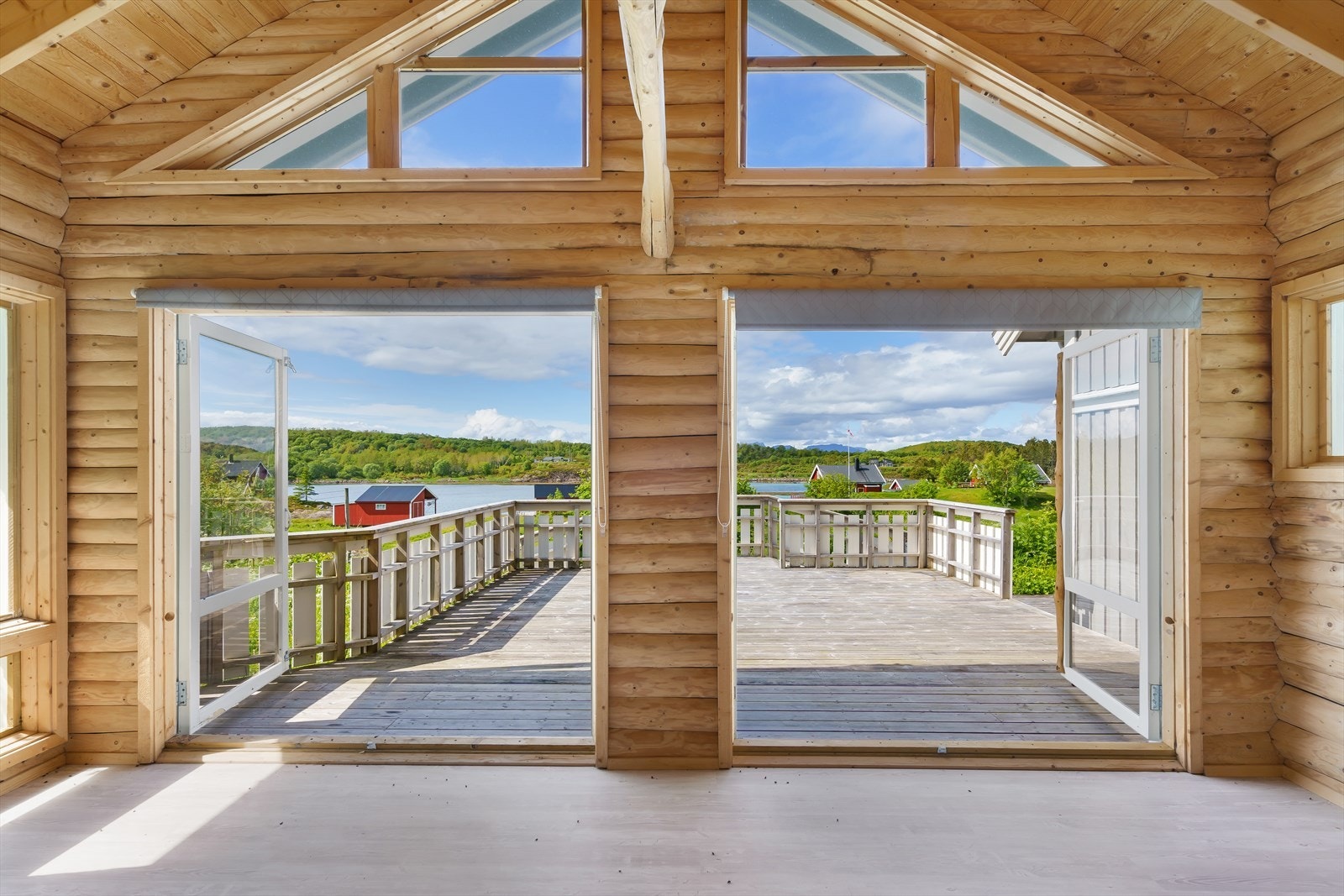 Veggene er isolert og kledd med hjemmesnekret "stokkpanel", og himlingen har full takhøyde. Galleribilde