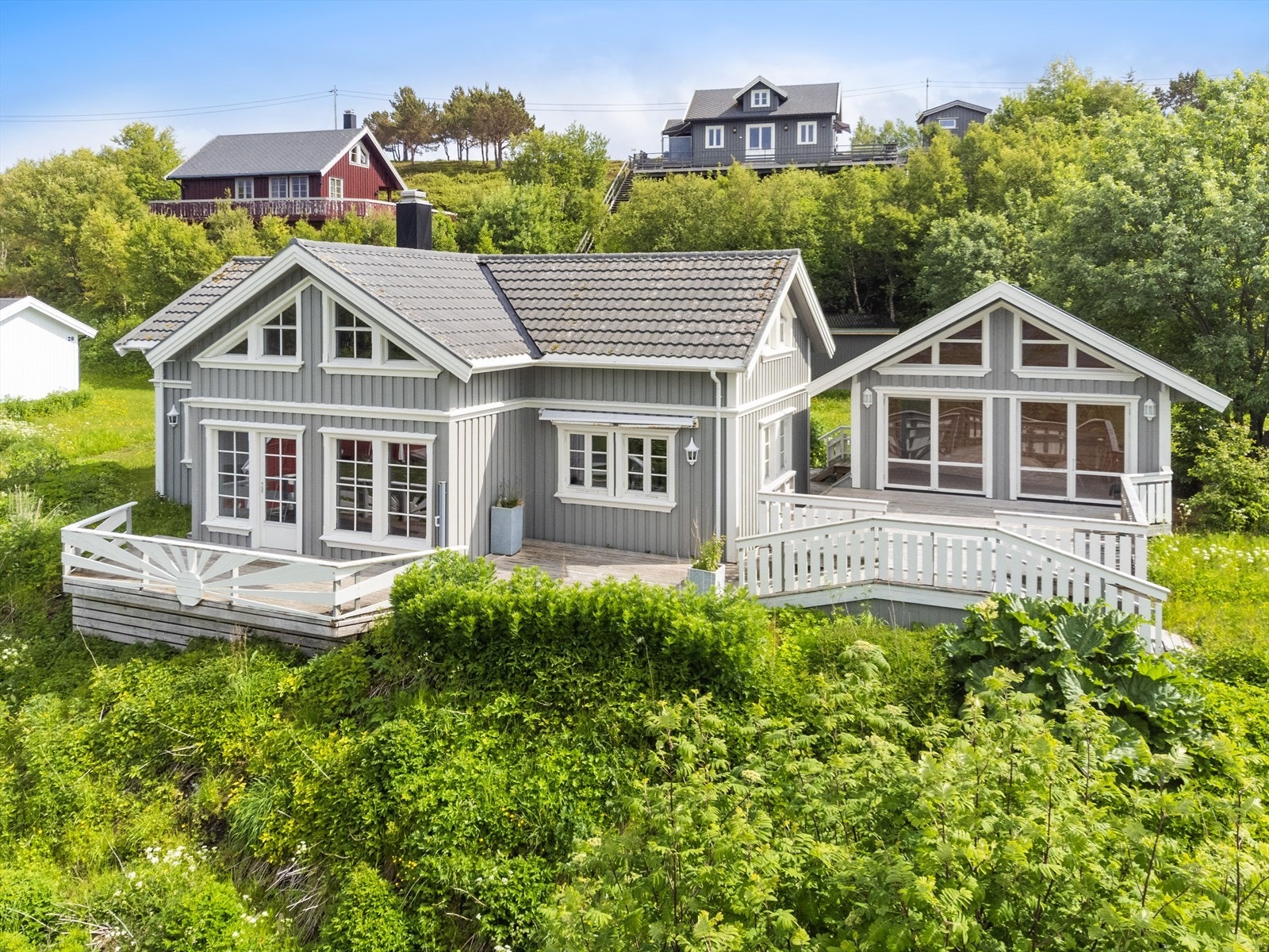Sjarmerende hytte fra 2007 med hems, samt anneks fra 2021 på idylliske Sauren i Torgnessundet. Galleribilde