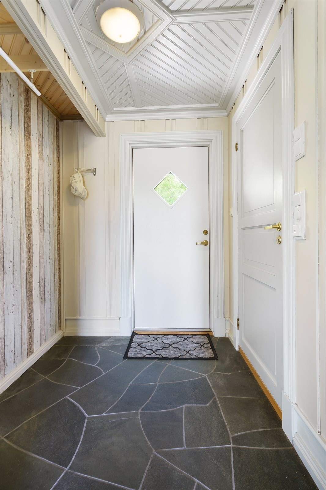 I entréen er det sikringsskap montert på vegg og plass til å henge fra seg klær. Galleribilde