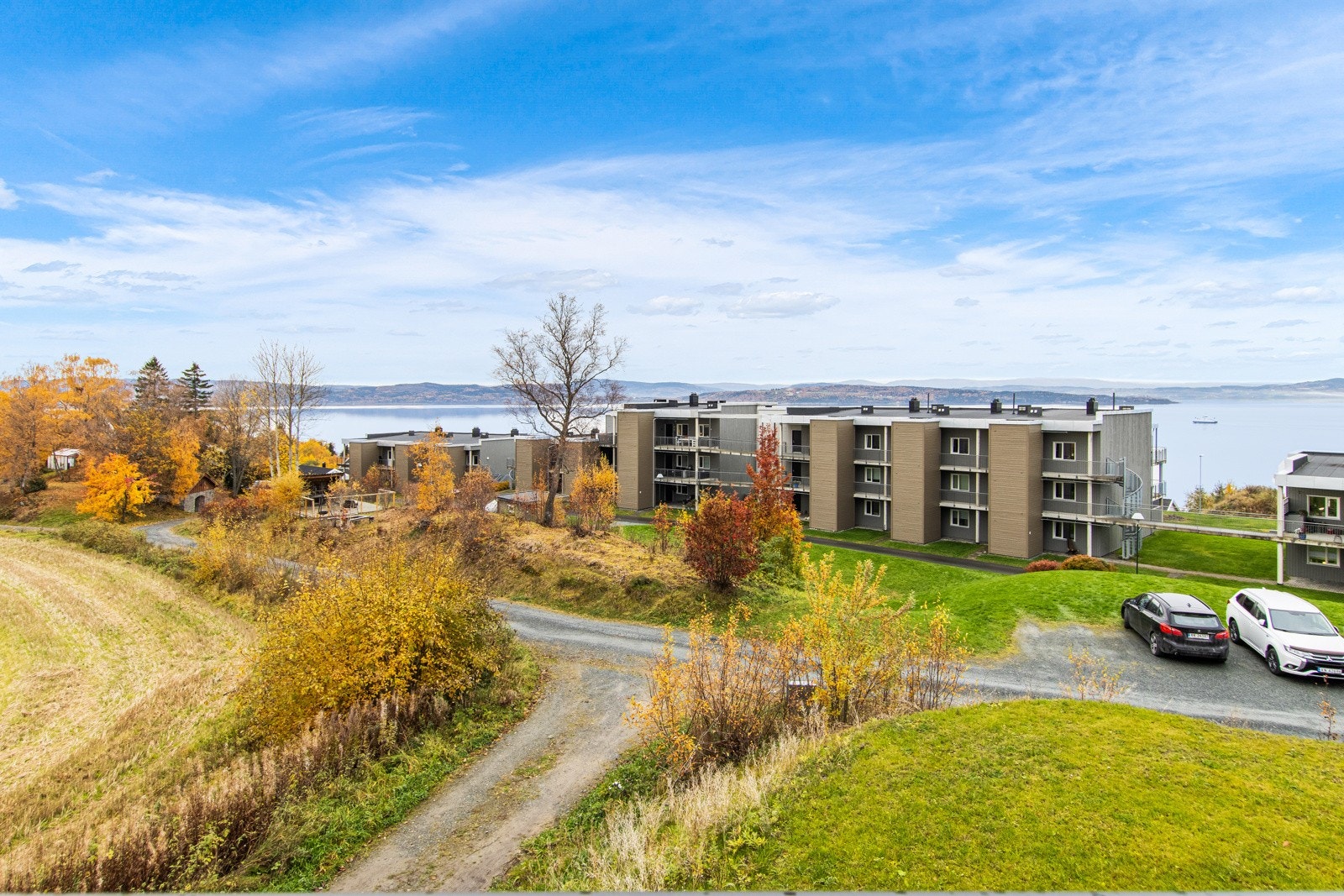 Leiligheten nyter en fantastisk utsikt mot fjorden og Ytterøy. Galleribilde
