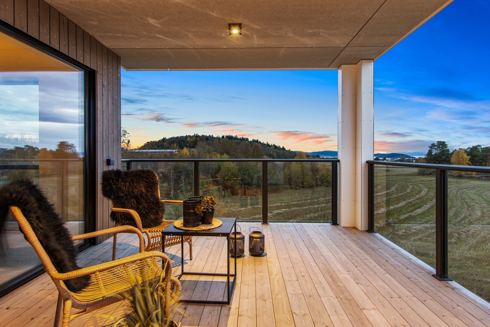 Leiligheten har en privat og skjermet beliggenhet. Galleribilde