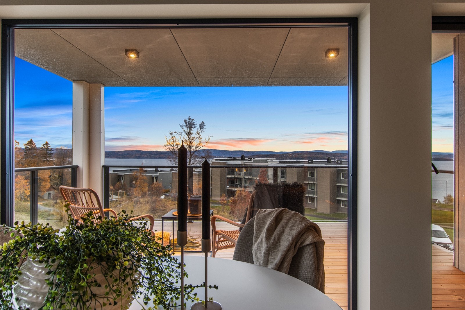 Gjennomgående bruk av god grunnbelysning, gir leiligheten et ekstra løft. Galleribilde