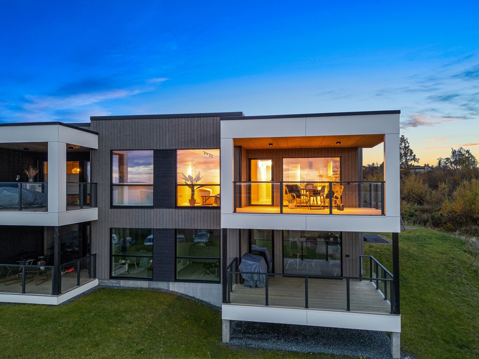 Topp- & hjørnebeliggenhet gir leiligheten ekstra med vindu og godt med lysinnslipp. Galleribilde