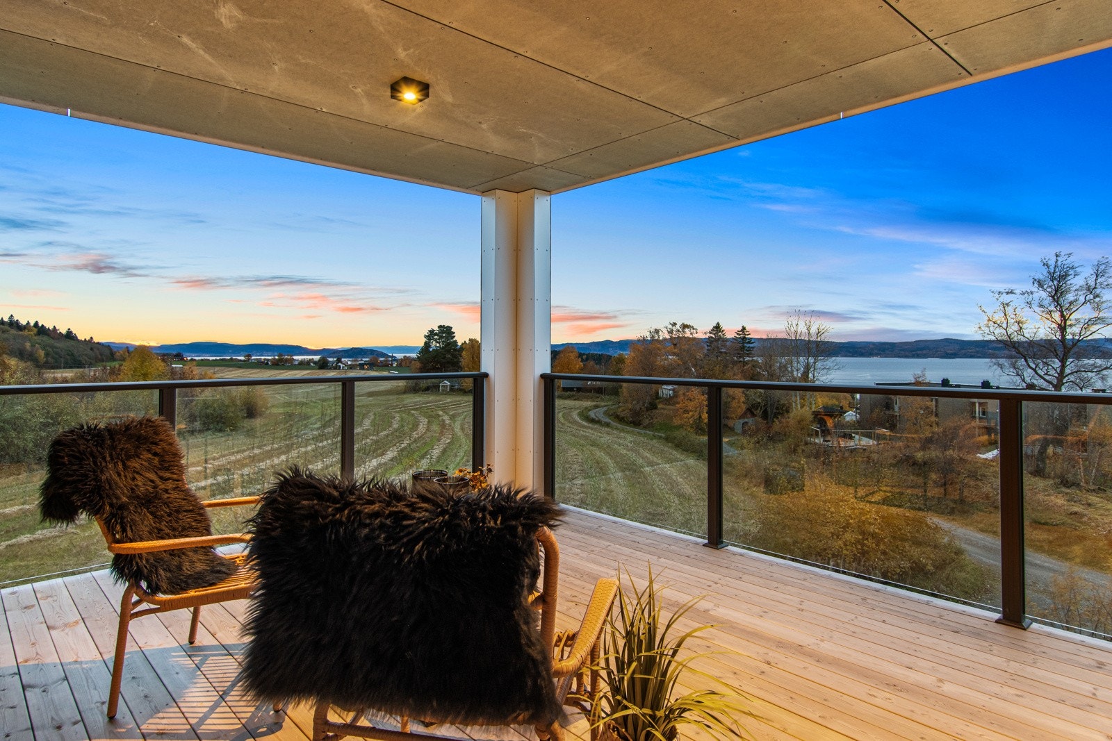 Romslig(17m²) og takoverbygd veranda med sol fra tidlig formiddag til solnedgang. Galleribilde